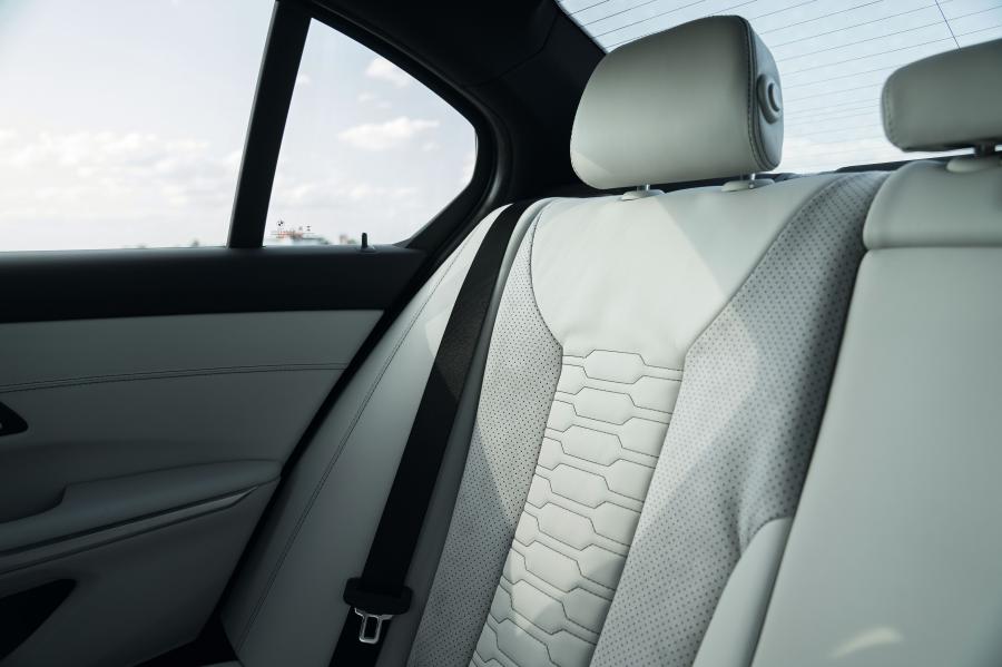 Интерьер Alpina B3 Limousine Allrad (G20) 2019 года  (WW) (фото 34 из 40)